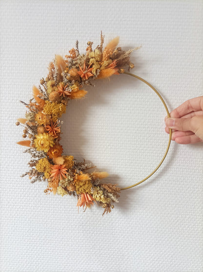 Couronne en fleurs séchées et stabilisées fait main en jaune et orange