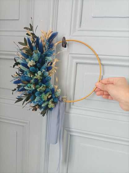 Couronne en fleurs sechees et stabilisees fait main en bleu